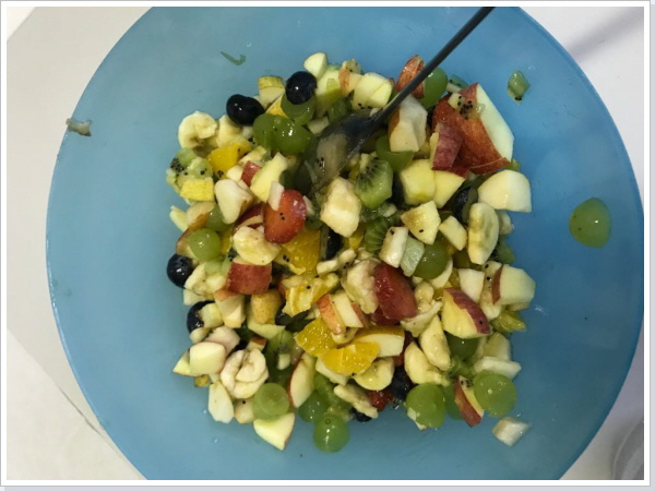 Die Vorschulgruppe macht einen Obstsalat